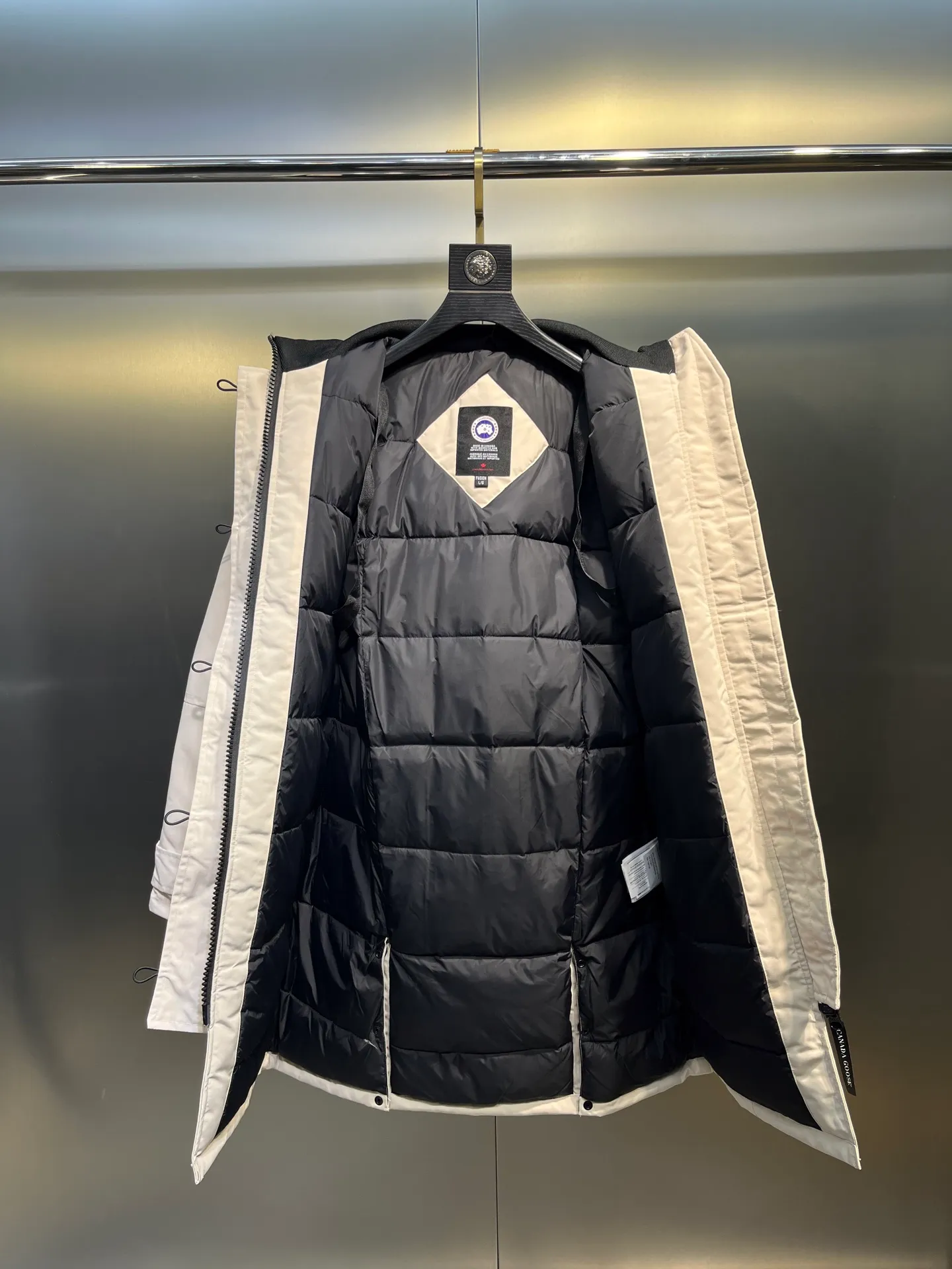 P860 🇨🇦🇨🇦CANADA GOOSE 12 women's models, factory direct supply: supplying global purchasing agents, micro-businesses, entities, Tmall, high-end stalls and studio cooperation, free shipping! Trillium Parka Women's 12 "popular" women's models are chosen by Arctic and Antarctic scientific expedition teams as winter wear, the Rolls-Royce of down jackets. ➖ Industry-leading anti-counterfeiting chip sensing. ➖ Imported Behringer embroidery machines and customized embroidery labels, the highest level and industry leading. ➖ Imported Korean 21-count polyester-cotton blended original fabric, TC85 waterproof coated fabric, water-repellent, windproof and wear-resistant. ➖ The new national standard 80 white duck down is filled with an average of 520 grams of down. The amount of down filled is industry-leading. ➖ 100% nylon lon lining with double double-layer sealing design to prevent velvet running, seamless thread design on cuffs! ➖ Western Canadian Green Wolf Collar. ➖ Yoshida YKK provides original factory-customized electroplated sliders. YKK two-way lockable zippers are tight and smooth and do not peel off paint. ➖ 3M composite Velcro is durable and the accessories and hardware are all custom-made. Note: Our copywriting is only simple and clear. Instead of bragging about the copywriting, it is better to compare and understand with samples. Only for the purest, most focused, most professional, highest quality, and most cost-effective!  SIZE:S-XXL